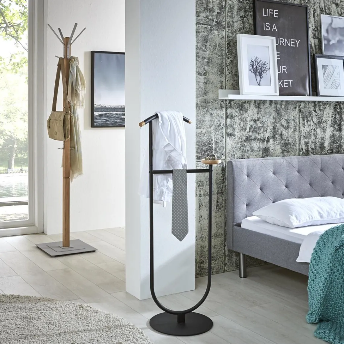 3S. x Home valet en tube d'acier époxy noir et bois massif hêtre Sale