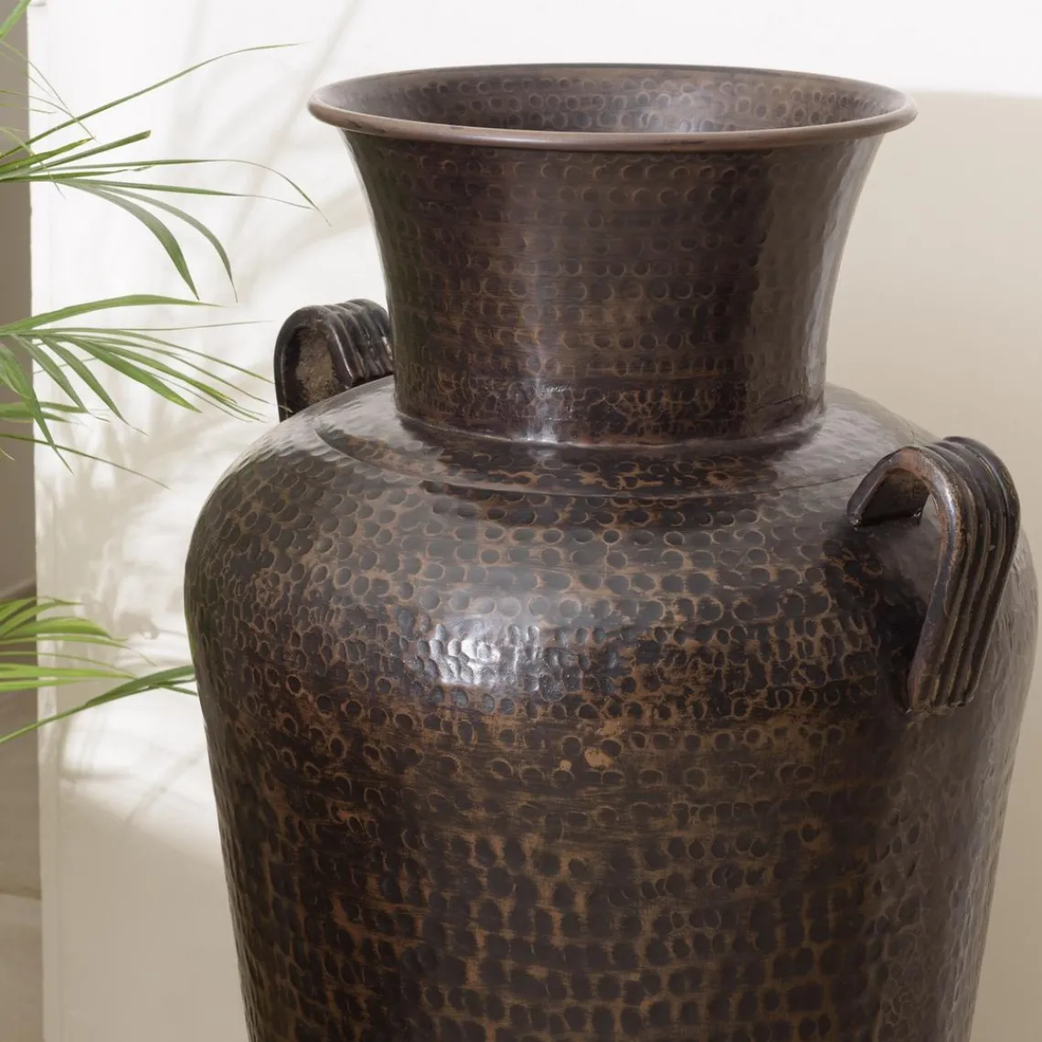 Macabane Vase alu avec anses couleur cuivre noir antique HONORE Hot