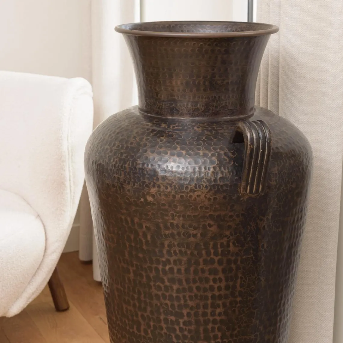 Macabane Vase alu avec anses couleur cuivre noir antique HONORE Hot